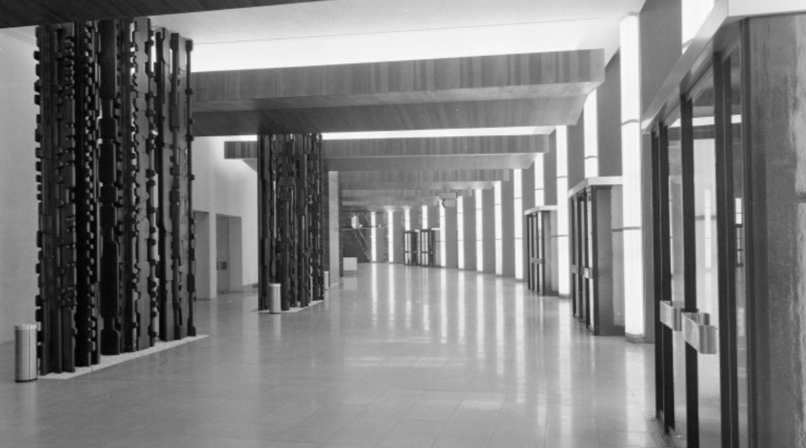 Hall d'accueil de la Maison de la Radio. photographe : Norbert Perrau. 1963